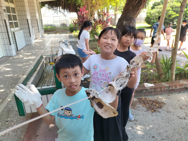 授課師資：粘清課 鄭秋蘭 盧猛浪 胡靜宜&nbsp;陳育軒 鄭昭信 ​
學校：曉陽國小
&nbsp;


&nbsp;歡迎曉陽國小的可愛同學們來到王功，這次的海洋繪本育樂營，想必大家一定體驗到很多平常接觸不到的事物。


&nbsp;
在教室裡，同學們不僅學到了海洋環境和生態的種種奧秘，更了解如何實踐淨零綠生活，讓我們的日常生活與海洋保持良好的互動關係。由不同老師精心安排的課程，讓大家都能深入探究海洋的生命之源，並知道如何保護海洋生態系統。也由於先前蚵農的智慧，才能打造出適合不同潮間帶的採苗器，相信大家都做得很有成就感。


&nbsp;
在教室外，我們來到了海岸線，踩著柔軟的潮間帶，發現了許多生物的足跡，也採集到飽滿的蚵仔，並將其加入了我們自製的Pizza 當中。除此之外，我們還發揮創意，玩起了甩鍋挑戰，感受到朋友之間的樂趣與歡笑。


&nbsp;
透過這一連串的活動，我們不僅學會了如何保護海洋生態，更明白了選擇在地食材對於環境保護的重要性。從現在開始，我們都應該攜手守護海洋生態系統，希望能為海洋繪出一幅炫彩多姿的未來。